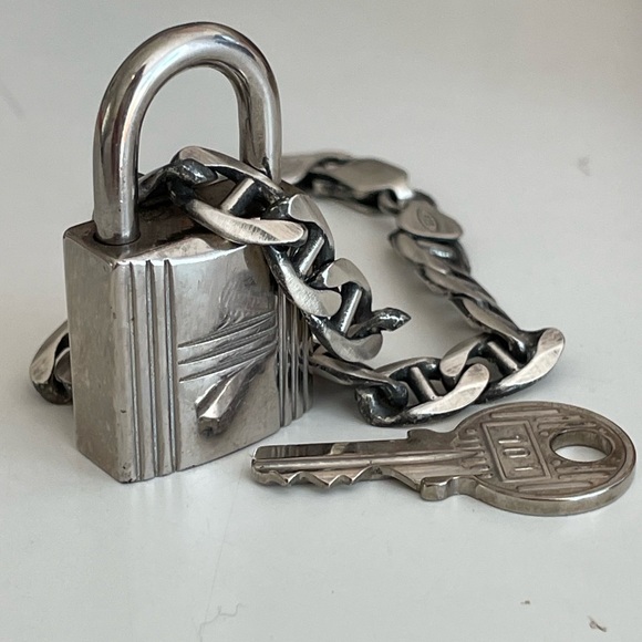 AUTHENTIC Hermes palladium lock and key:
Sterling silver bracelet - Picture 7 of 11